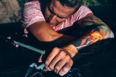 Kaya duvarı, magnezyum tozu kasetle erkek eller Close-up üzerinde genç adam