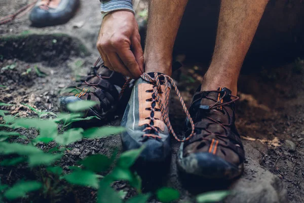 Hombre irreconocible viste zapatos de escalada para escalar. Extremo Hobby Concepto de actividad al aire libre — Foto de Stock