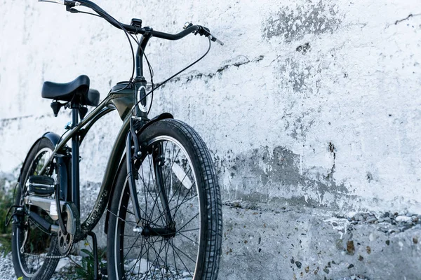 Bicicleta urbana aparcada cerca de la vieja pared blanca, Concepto urbano de estilo de vida diario — Foto de Stock