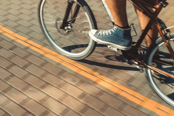 Paseos en bicicleta irreconocibles Un desenfoque del movimiento de la ruta de la bicicleta. Punto de vista Shot — Foto de Stock