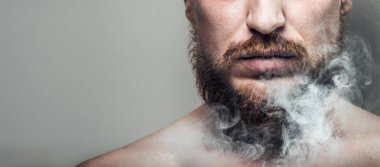 Adam bir kulüpte sigara dumanının portresi. Zararlı alışkanlık ve zarar sağlık kavramı