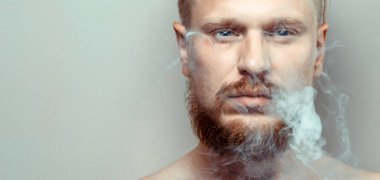 Adam yakın çekim, Sigara dumanı, kötü alışkanlık kavramı portresi