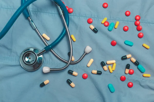 Vegyes színes gyógyszeripar gyógyszer tabletta, tabletta és kapszula át kék háttér — Stock Fotó