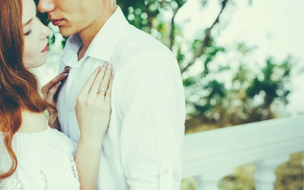 Joven pareja hermosa en el amor abrazarse en el parque de verano. Disfrutando juntos Concepto romántico — Foto de Stock