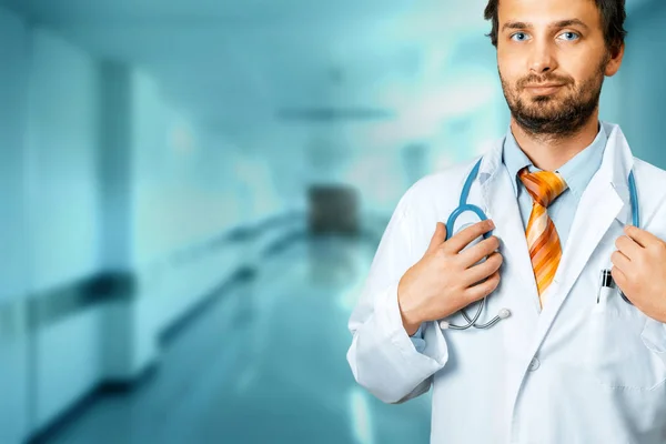 Przyjazny lekarz trzyma rękę na stetoskop. Ludzie dbają medycyny ubezpieczeniowej pojęcie — Zdjęcie stockowe