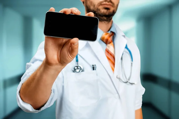 Doutor com Smartphone na Clínica. Conceito de Tecnologia Moderna em Medicina — Fotografia de Stock