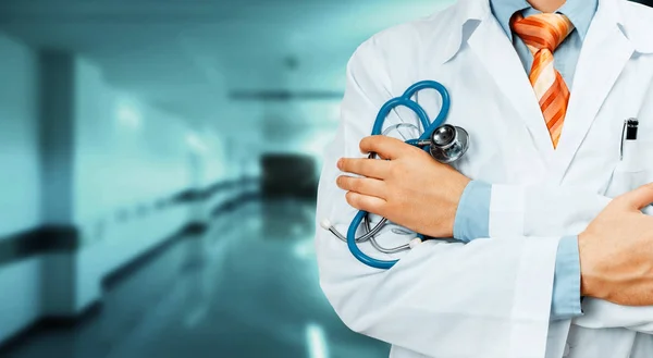 Le docteur au stéthoscope croise ses bras au-dessus de sa poitrine Copie-espace. Soins de santé Médecine Assurance Concept — Photo