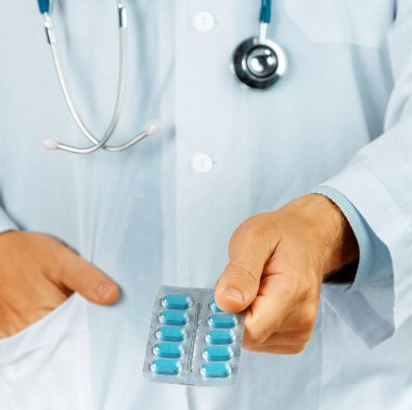 Paketi tablet blister, yakın çekim tutan doktor el. İlaç, yasal eczane reçete