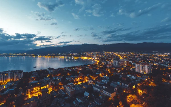 Yaz sezonunda gece Gelendzhik şehir panoraması