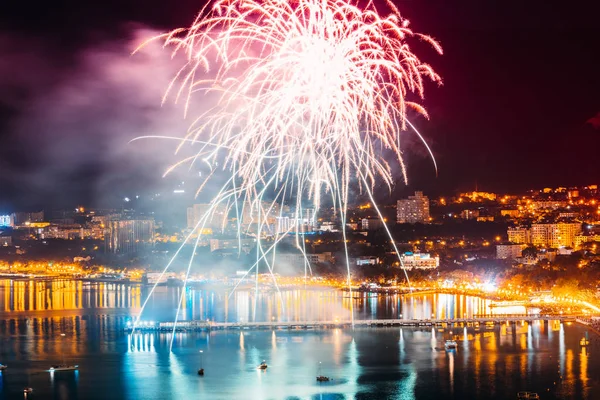 Fireworks uygulamasında Gelendzhik, yaz sezonu, Haziran 2017 açılışı