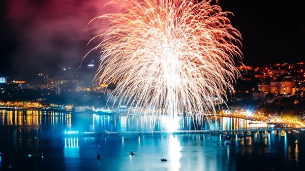 Fireworks uygulamasında Gelendzhik, yaz sezonu, Haziran 2017 açılışı