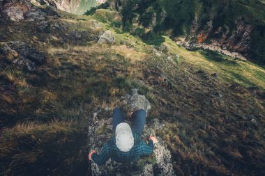 Dağlar havadan görünümü seyahat yaşam tarzı macera tatil konsepti ile Cliff köprü kenarında oturan adam Traveler