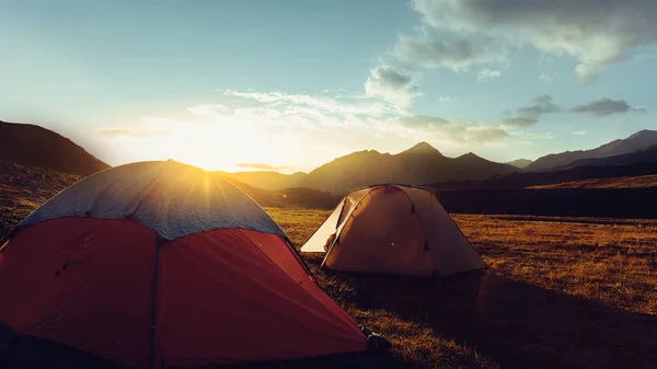Tents During Beautiful Sunrise Near The Mount Elbrus In Russia — Stock Photo, Image