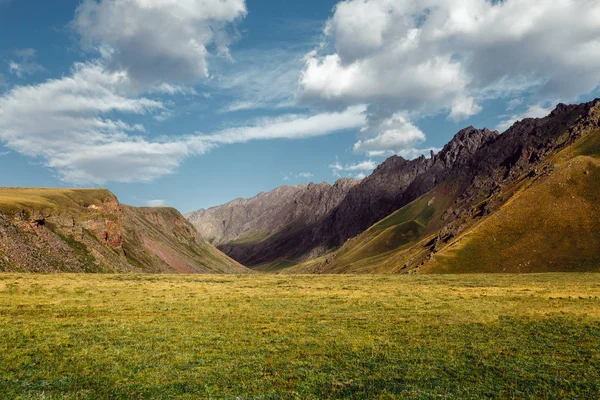 Valle de la Montaña Paisaje pintoresco — Foto de Stock