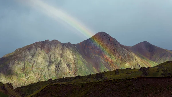 Regenbogen über die Berge an bewölkten Tagen — Stockfoto