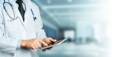 Dijital Tablet kullanarak doktor. Sağlık Tıp kavramı