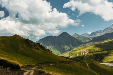 Yaz aylarında güzel dağ manzarası. Elbrus bölgesi, Kuzey Kafkasya, Rusya Federasyonu