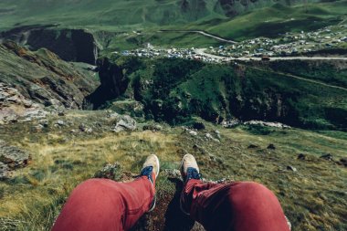 Dinlenme ve doğa, bakış açısı Shot manzarayı Gezgin genç adam