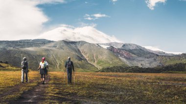 Takım hiking arkadan görünüş Elbruz Dağı gider. Seyahat hedef deneyim yaşam tarzı konsepti kavramı