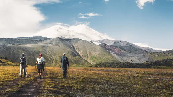 Equipa de Caminhadas Vai ao Monte Elbrus, Vista Traseira. Viagens Destino Experiência Estilo de Vida Conceito — Fotografia de Stock