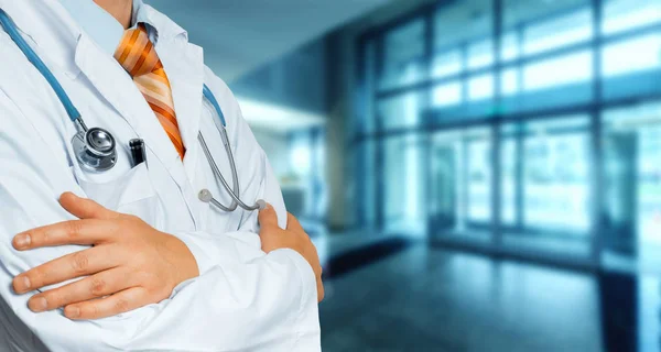 Doctor de capa blanca cruza sus brazos sobre su pecho Copia-espacio. Concepto de Medicina Sanitaria — Foto de Stock