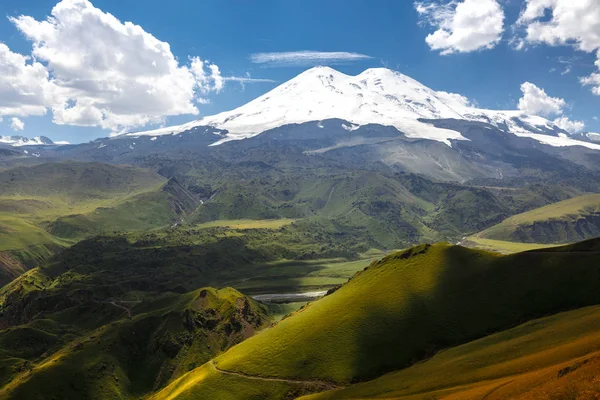 Elbrus ve Green Hills Sunny Summer Day 'de. Elbrus Bölgesi, Kuzey Kafkasya, Rusya