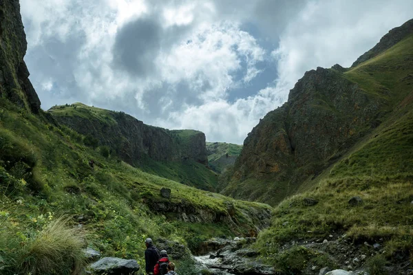 Grupo de viajeros que caminan a lo largo de las montañas de verano, Viaje Viaje Trek Concepto — Foto de Stock