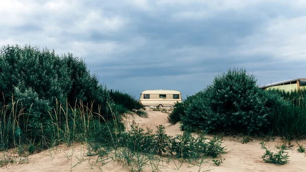 Sandy Beach Karavan kamp karavan. Ulaşım dinlenme yolculuk açık kavramı