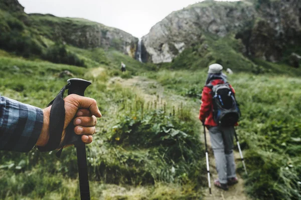 Senderistas en las montañas, Trekking Polo en la mano de una persona viajera Primer plano. Concepto de vacaciones de estilo de vida de viaje — Foto de Stock