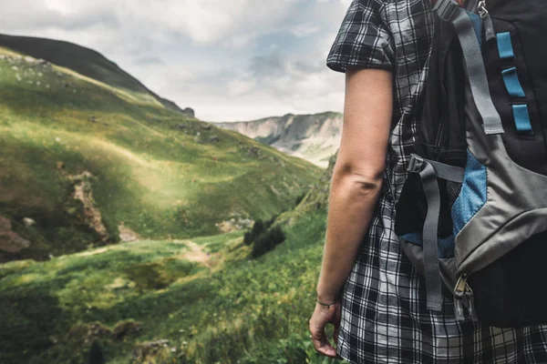 Chica viajero irreconocible con mochila disfrutando de la vista de las montañas de verano, vista trasera de cerca — Foto de Stock