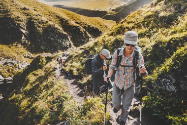Grup boyunca yaz dağlarda, yolculuk seyahat Trek kavram yürümeye yürüyüşçü