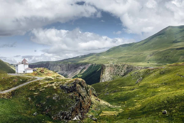 Üstünde tepe-in tepe dağ manzara arka planda ev terk — Stok fotoğraf