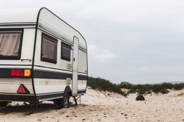 Karavan kamp karavan sahilde. Turizm tatil kavramı dinlenme