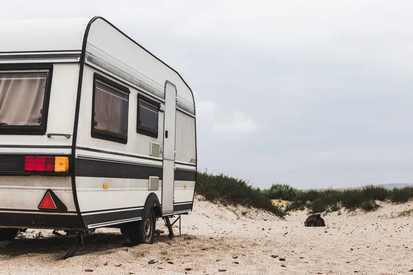 Karavan kamp karavan sahilde. Turizm tatil kavramı dinlenme