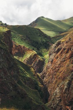 Yaz aylarında Elbrus bölgesinde dağların muhteşem görünümü. Kuzey Kafkasya, Rusya Federasyonu