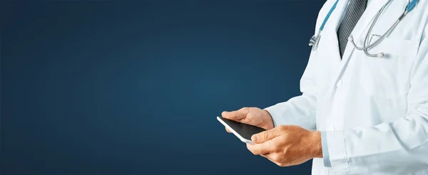 Homem médico usando tablet digital com espaço de cópia — Fotografia de Stock