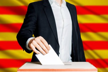 Adam koymak A oy içine A oy kutusunu. Demokrasi özgürlük kavramı