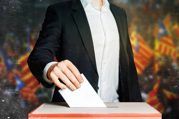 Man kiezer Putting A stemming in A stemmen vak. Democratie vrijheid Concept — Stockfoto