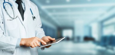 Erkek doktor klinikte dijital Tablet kullanarak. Sağlık Tıp kavramı