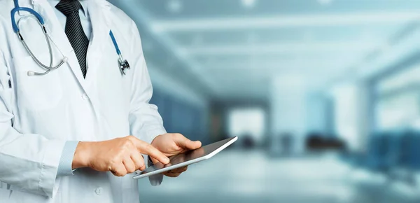Erkek doktor klinikte dijital Tablet kullanarak. Sağlık Tıp kavramı