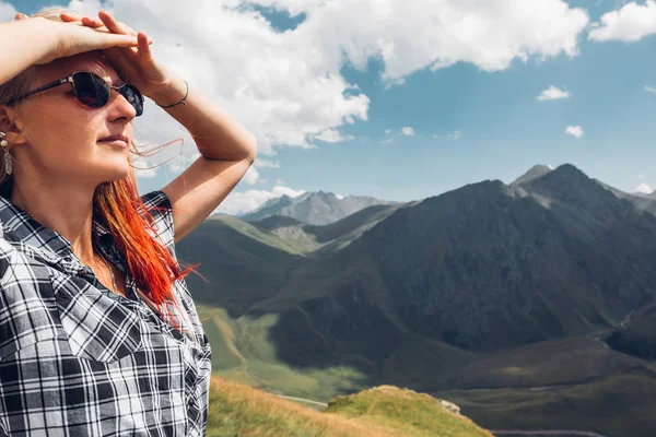 Mujer joven excursionista de pie en el acantilado y disfrutar de la montaña vista en verano — Foto de Stock