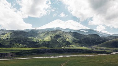 Güzel manzara koyun yakınındaki Elbruz Dağı, yaz için ovalar. Jyli Suu, Kuzey Kafkasya, Rusya Federasyonu