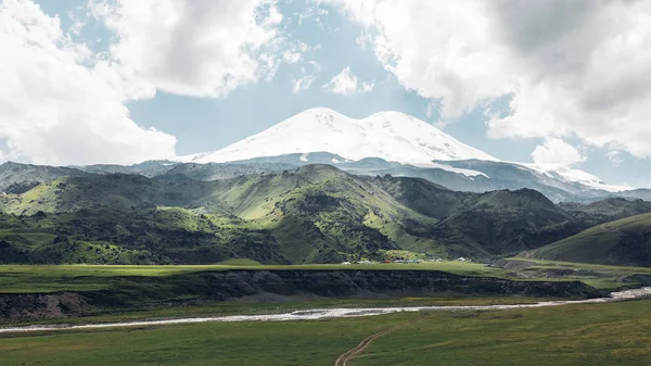 Güzel manzara koyun yakınındaki Elbruz Dağı, yaz için ovalar. Jyli Suu, Kuzey Kafkasya, Rusya Federasyonu — Stok fotoğraf