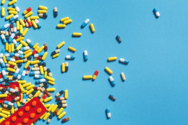Farklı renkli hap, Tablet ve kapsüller mavi zemin üzerine. Tıp Sağlık eczane konsepti