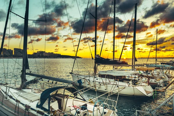 Yelkenli Yatlar günbatımında rıhtımda demirli