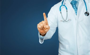 Genç doktor işaret. Sağlık ve tıp kavramı modern teknoloji