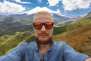 Genç Gezgin Selfie Elbruz Dağı özgeçmişlerine kılıyor. Macera hedef yolculuk kavramı