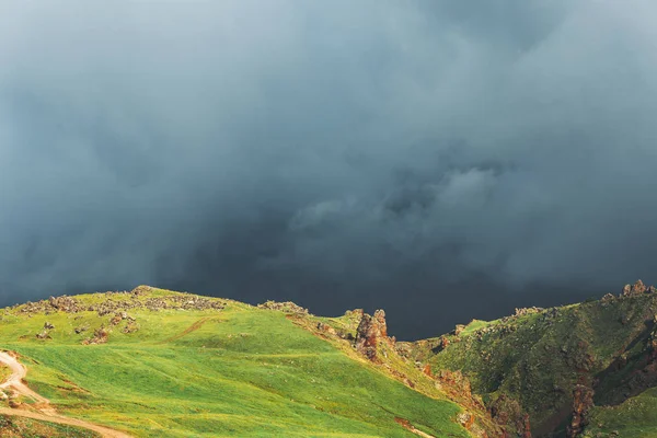 Scenic Mountain Range, Green Meadow Against A Background Of Blue Clouds — Stock Photo, Image