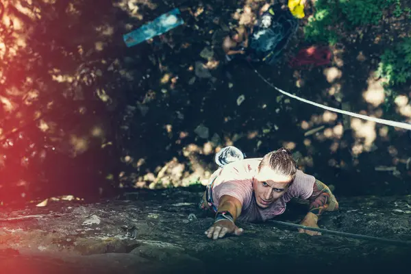 Hombre de actividad al aire libre. Extreme Rock Climbing Lifestyle. Hombre escalador de roca en una pared de acantilado — Foto de Stock