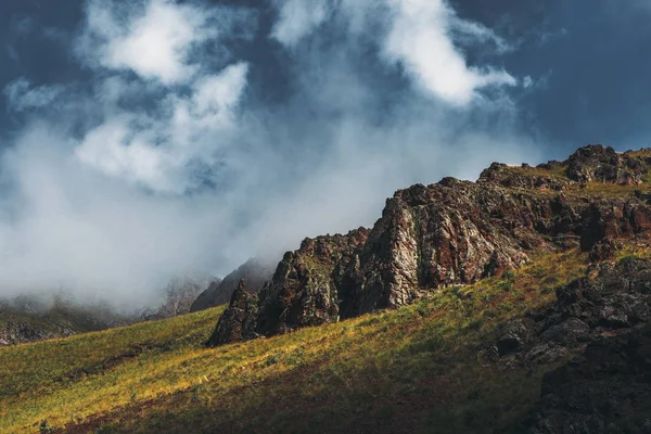 Mountain Valley In Summer In Storm Clouds (em inglês). Região de Elbrus, Cáucaso do Norte. Rússia — Fotografia de Stock